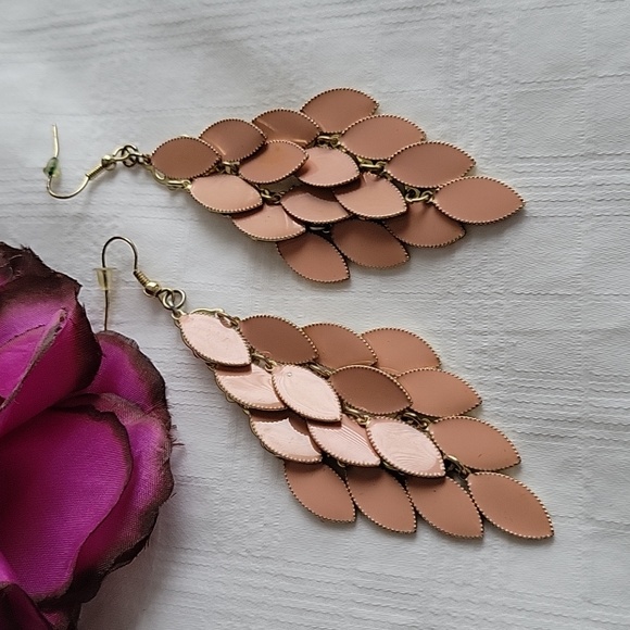 🔥3/$15 Nude colored dangling earrings - Picture 1 of 3